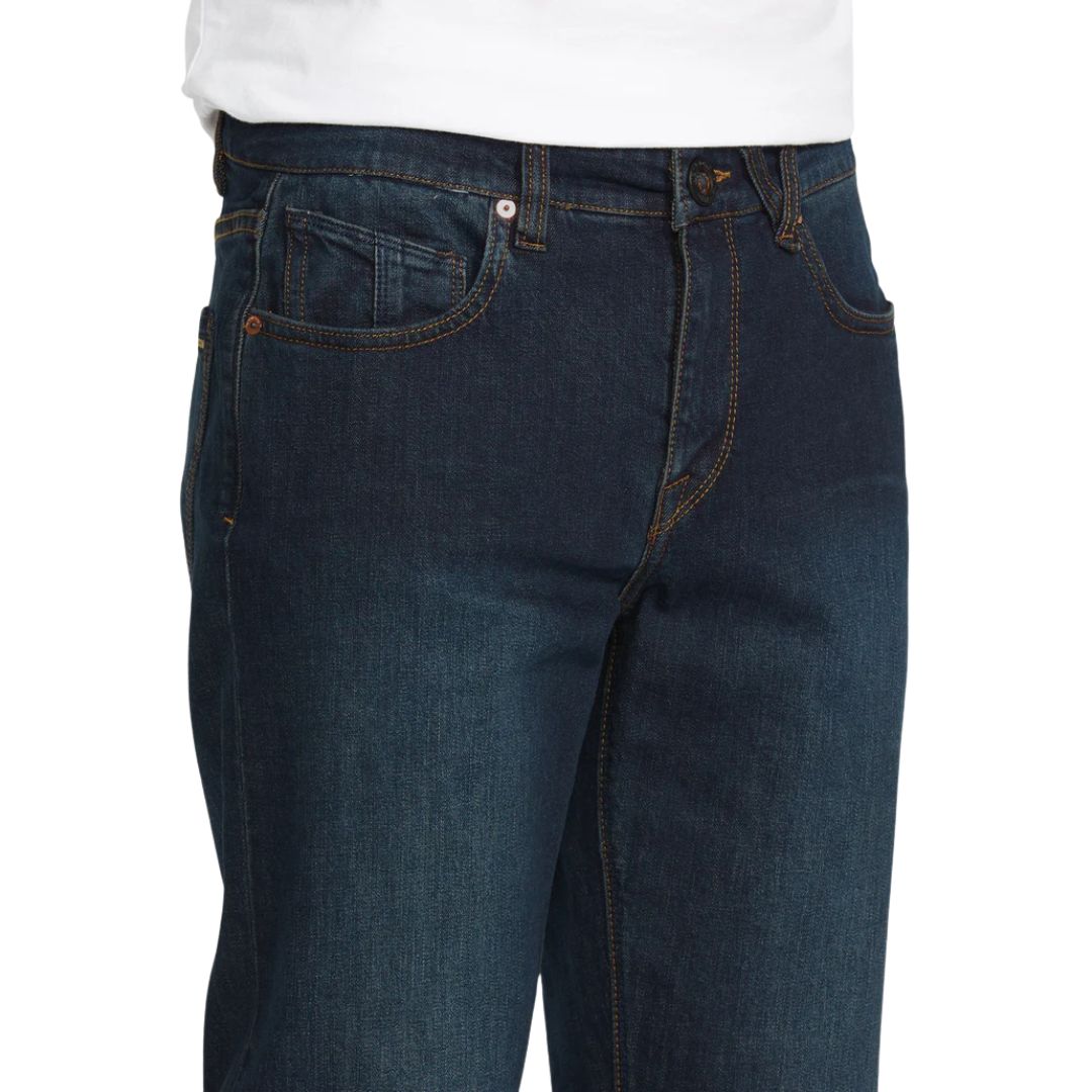 Detalle frontal del pantalón vaquero Volcom Solver Denim color New Washed Blue con costuras en contraste y bolsillo pequeño.