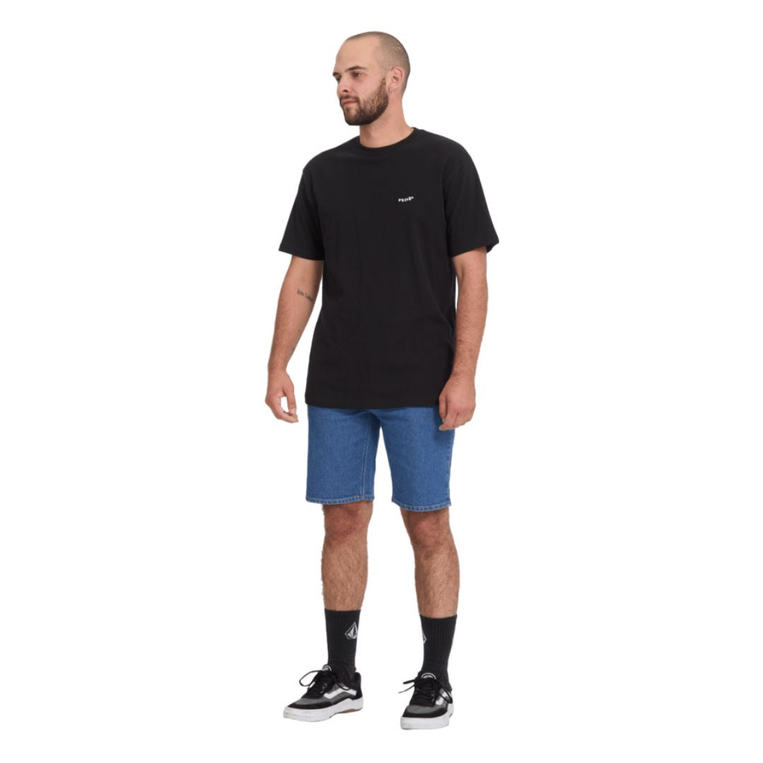 Volcom Solver Denim Short Bold Blue look completo con modelo pantalón corto vaquero hombre estilo urbano.