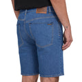 Volcom Solver Denim Short Bold Blue vista trasera detalle bolsillo y etiqueta trasera pantalón corto vaquero hombre.