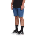 Volcom Solver Denim Short Bold Blue vista frontal pantalón corto vaquero hombre corte modern fit.