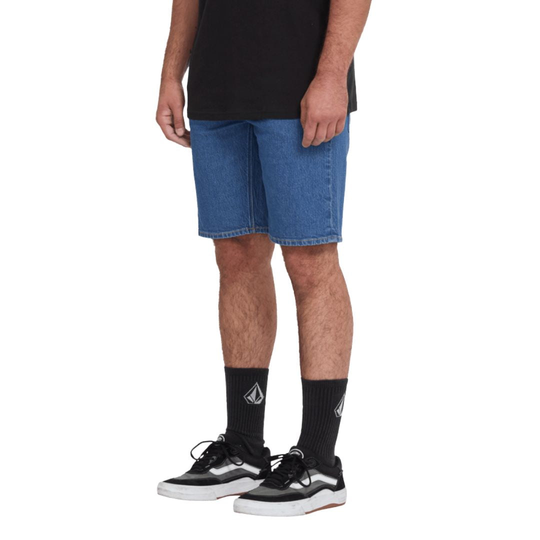 Volcom Solver Denim Short Bold Blue vista frontal pantalón corto vaquero hombre corte modern fit.