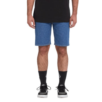 Volcom Solver Denim Short Bold Blue vista frontal completa pantalón corto denim hombre.