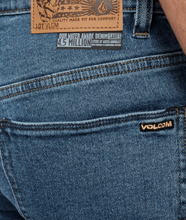 45 millones de litros salvados en la confección del Pantalón vaquero Volcom Solver Denim Azul lavado 