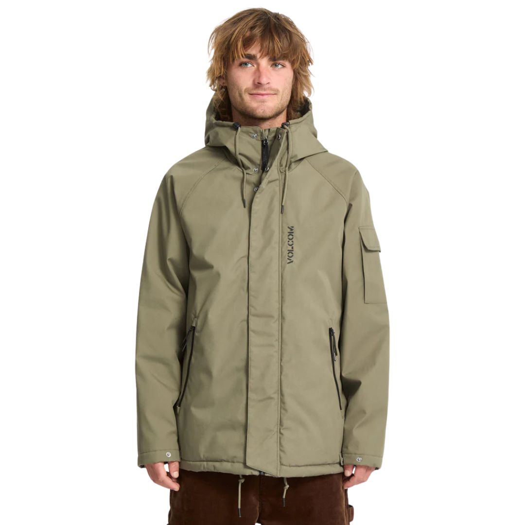 Modelo masculino front view con chaqueta Volcom Stoke Stone II 10K color Wintermoss.