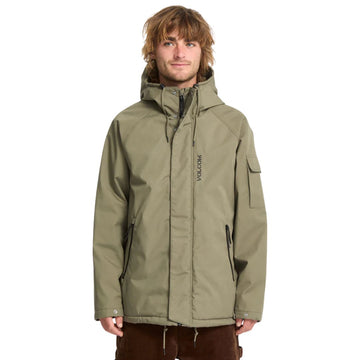 Modelo masculino front view con chaqueta Volcom Stoke Stone II 10K color Wintermoss.