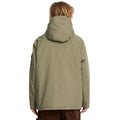 Modelo masculino back view con chaqueta Volcom Stoke Stone II 10K color Wintermoss.