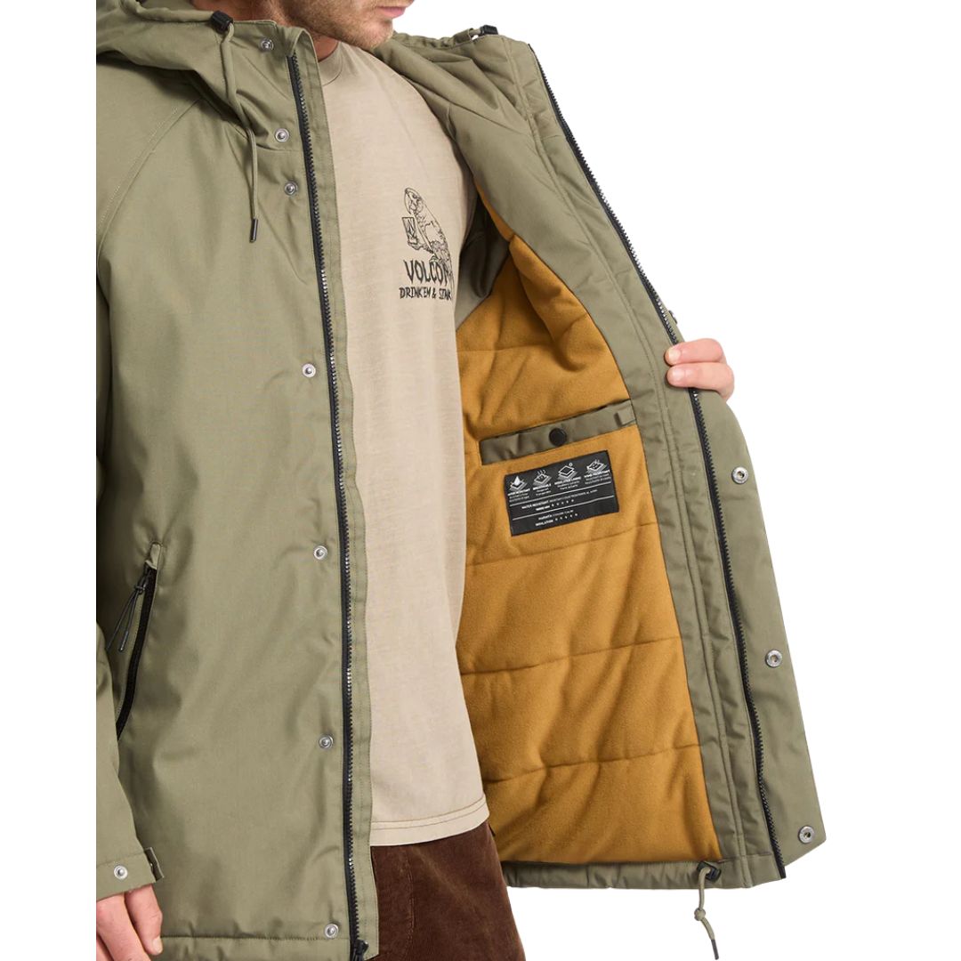 Primer plano del interior al abrir la cremallera de la chaqueta Volcom Stoke Stone II 10K Wintermoss.