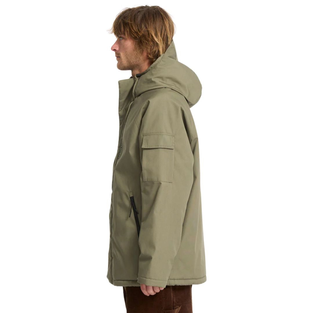 Chaqueta Volcom Stoke Stone II 10K color Wintermoss, vista lateral en modelo masculino con capucha puesta.