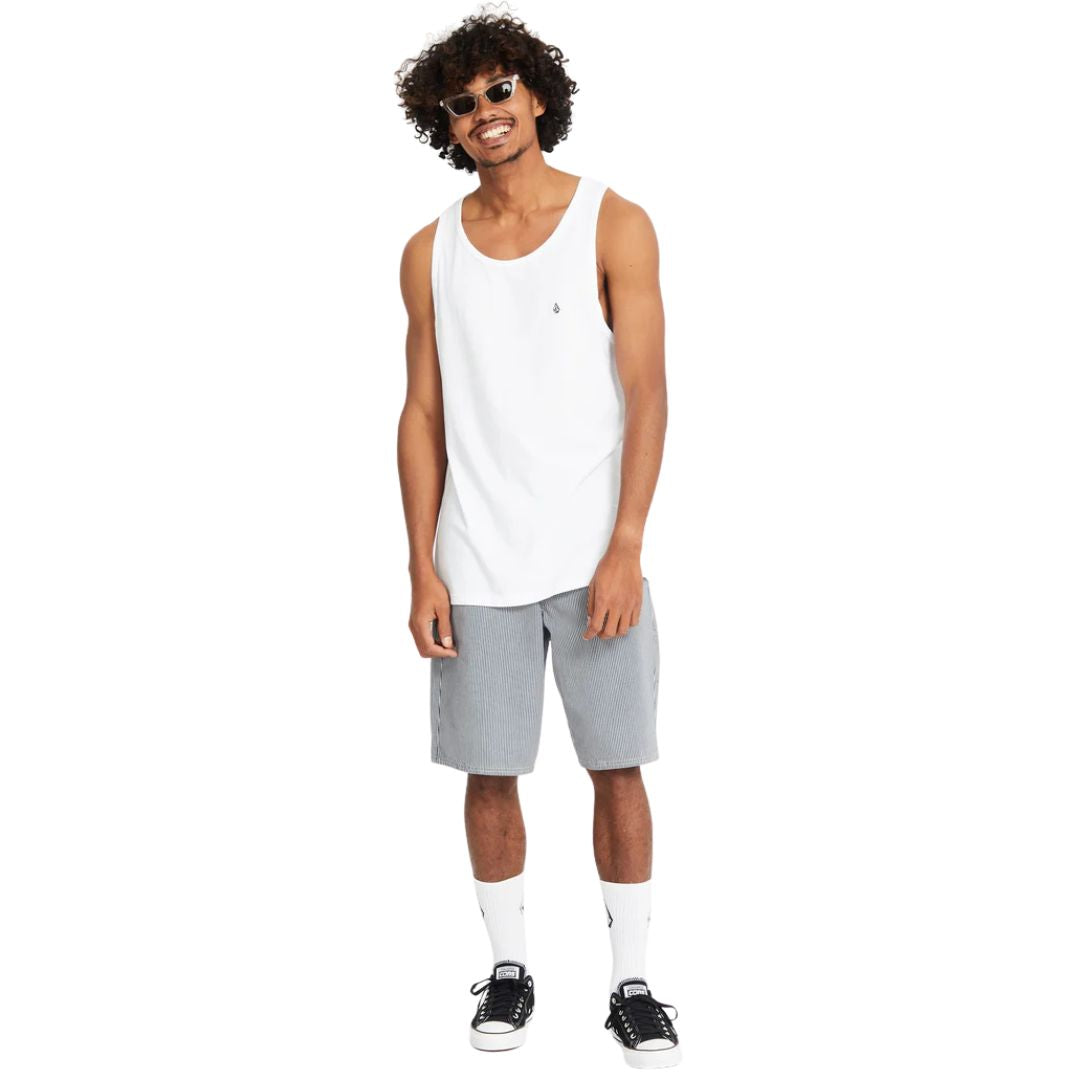 Foto de cuerpo completo del modelo con la camiseta de tirantes blanca Volcom Stone Blanks BSC, pantalones cortos grises y calcetines blancos altos.