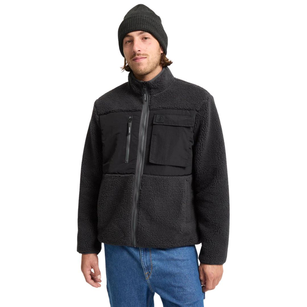Modelo de pie con chaqueta Volcom Storm Stone Zip negro.