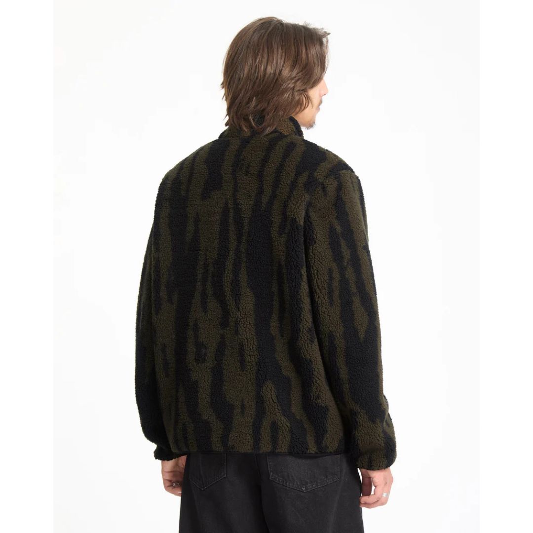 Vista trasera completa de la chaqueta Volcom Storm Stone Zip verde y camuflaje.