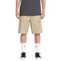 Volcom Strange Tripper Cargo Short 22 khaki vista frontal con modelo ajuste regular.