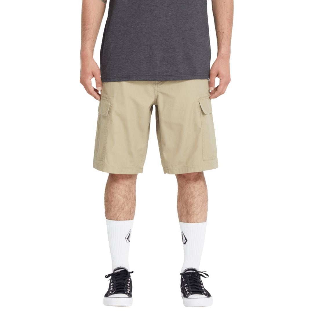 Volcom Strange Tripper Cargo Short 22 khaki vista frontal con modelo ajuste regular.