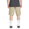 Volcom Strange Tripper Cargo Short 22 khaki vista trasera con modelo.