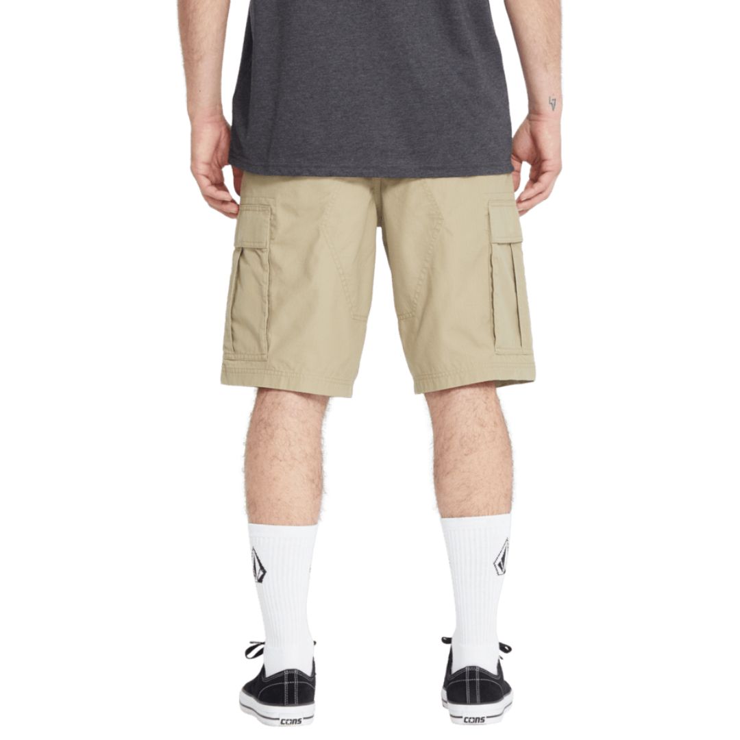 Volcom Strange Tripper Cargo Short 22 khaki vista trasera con modelo.