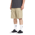 Volcom Strange Tripper Cargo Short 22 khaki vista lateral detalle bolsillo cargo.