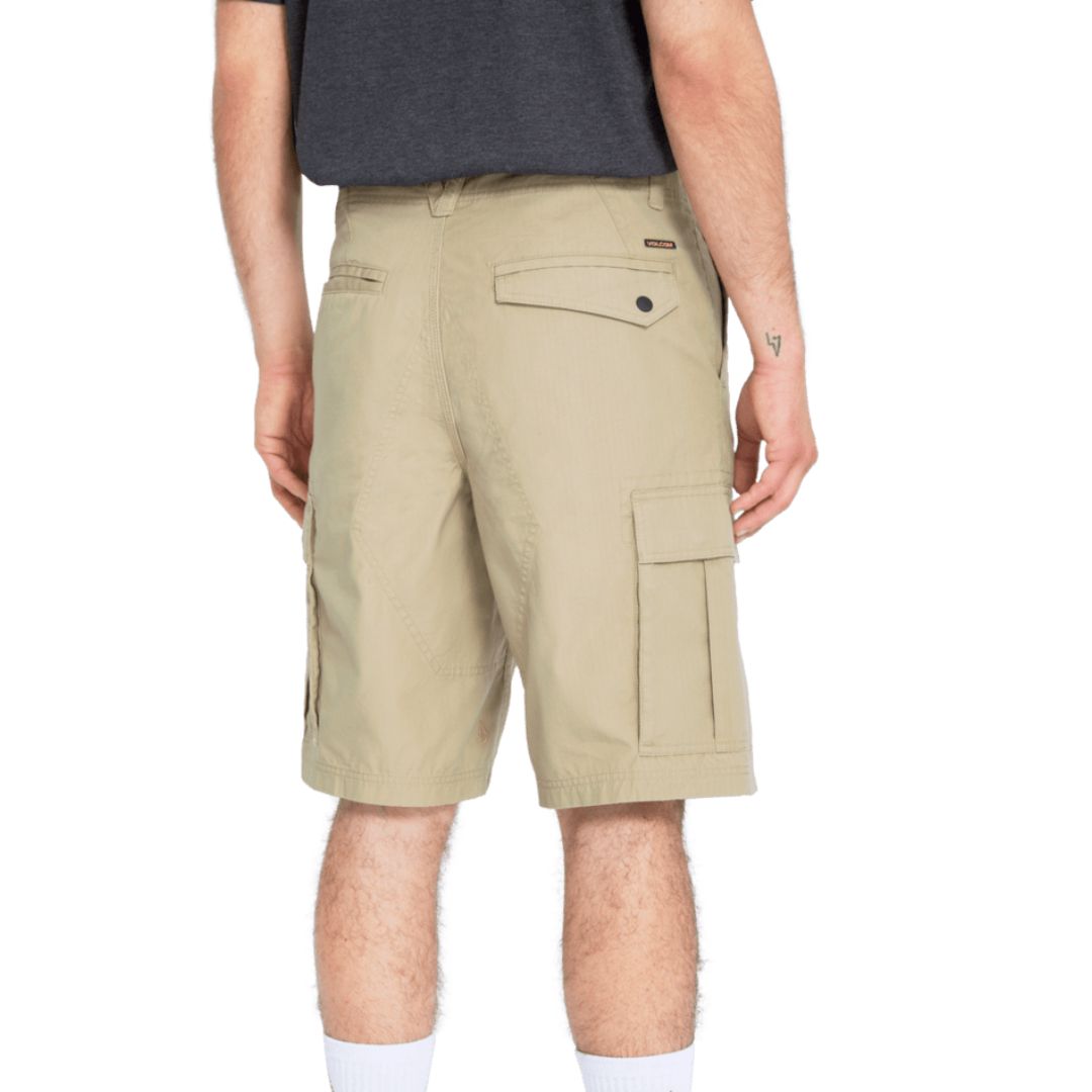 Volcom Strange Tripper Cargo Short 22 khaki vista trasera detalle bolsillos.