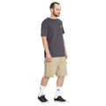 Volcom Strange Tripper Cargo Short 22 khaki look completo con camiseta.