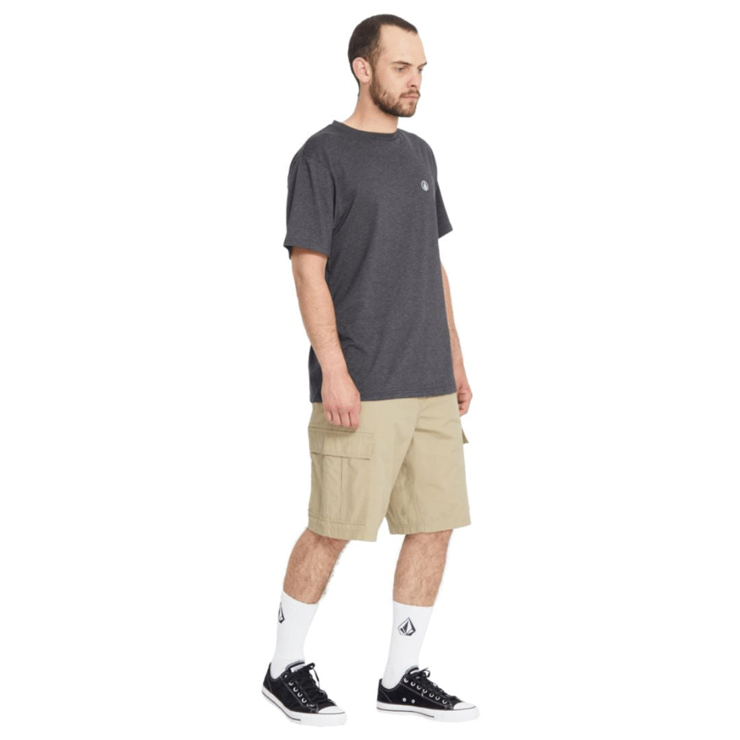 Volcom Strange Tripper Cargo Short 22 khaki look completo con camiseta.