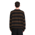 Vista trasera de hombre con jersey Volcom Striperstand en color negro de rayas, mostrando el ajuste en la espalda y el estampado jacquard completo del punto.