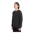 Modelo con el jersey Volcom Thermowhy Sweater negro de punto gofrado, vista frontal en tres cuartos con cuello redondo de canalé y etiqueta Volcom en el bajo