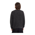 Vista trasera del jersey de punto grueso Volcom Thermowhy Sweater negro llevado por un modelo, con la textura gofrada en toda la espalda y puños y bajo de canalé