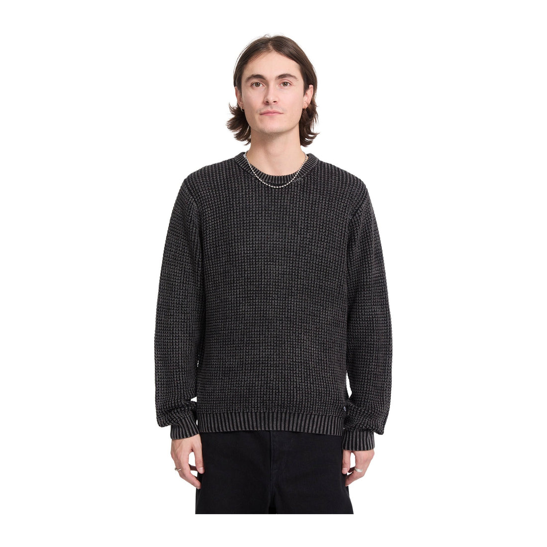 Vista frontal del jersey Volcom Thermowhy Sweater negro llevado por un modelo, con punto gofrado, cuello redondo y puños y bajo de canalé en toda la prenda