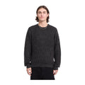 Vista frontal del jersey Volcom Thermowhy Sweater negro llevado por un modelo, con punto gofrado, cuello redondo y puños y bajo de canalé en toda la prenda