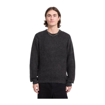 Vista frontal del jersey Volcom Thermowhy Sweater negro llevado por un modelo, con punto gofrado, cuello redondo y puños y bajo de canalé en toda la prenda