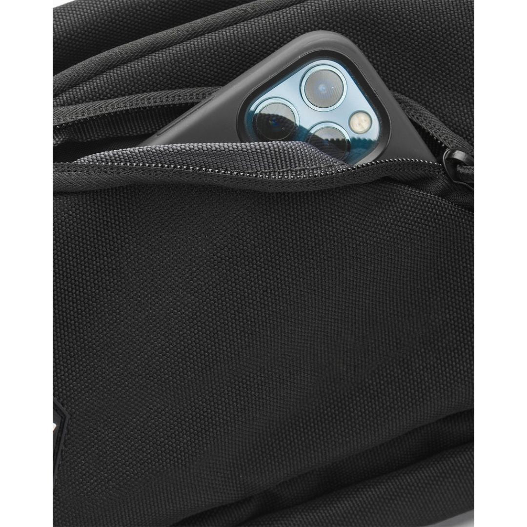 Volcom Waisted Pack riñonera negra vista lateral con bolsillo principal.