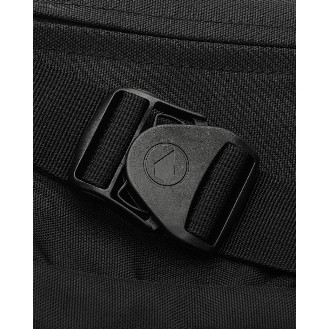 Volcom Waisted Pack negra detalle hebilla ajustable con logo Volcom grabado.