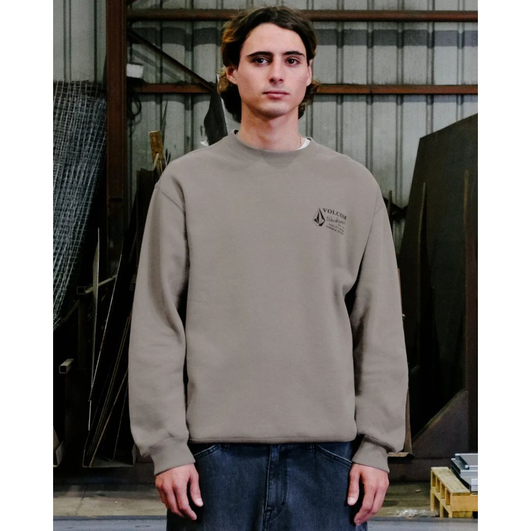 Sudadera Volcom Workwear Crew beige topo vista frontal lifestyle.