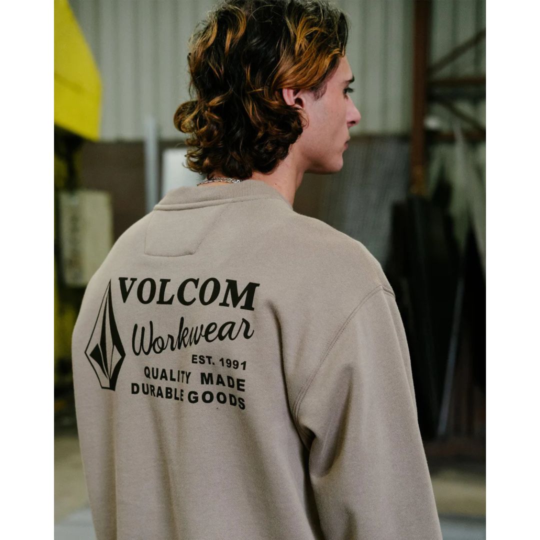 Sudadera Volcom Workwear Crew beige topo detalle gráfico trasero Workwear.