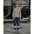 Sudadera Volcom Workwear Crew beige topo look completo estilo workwear.