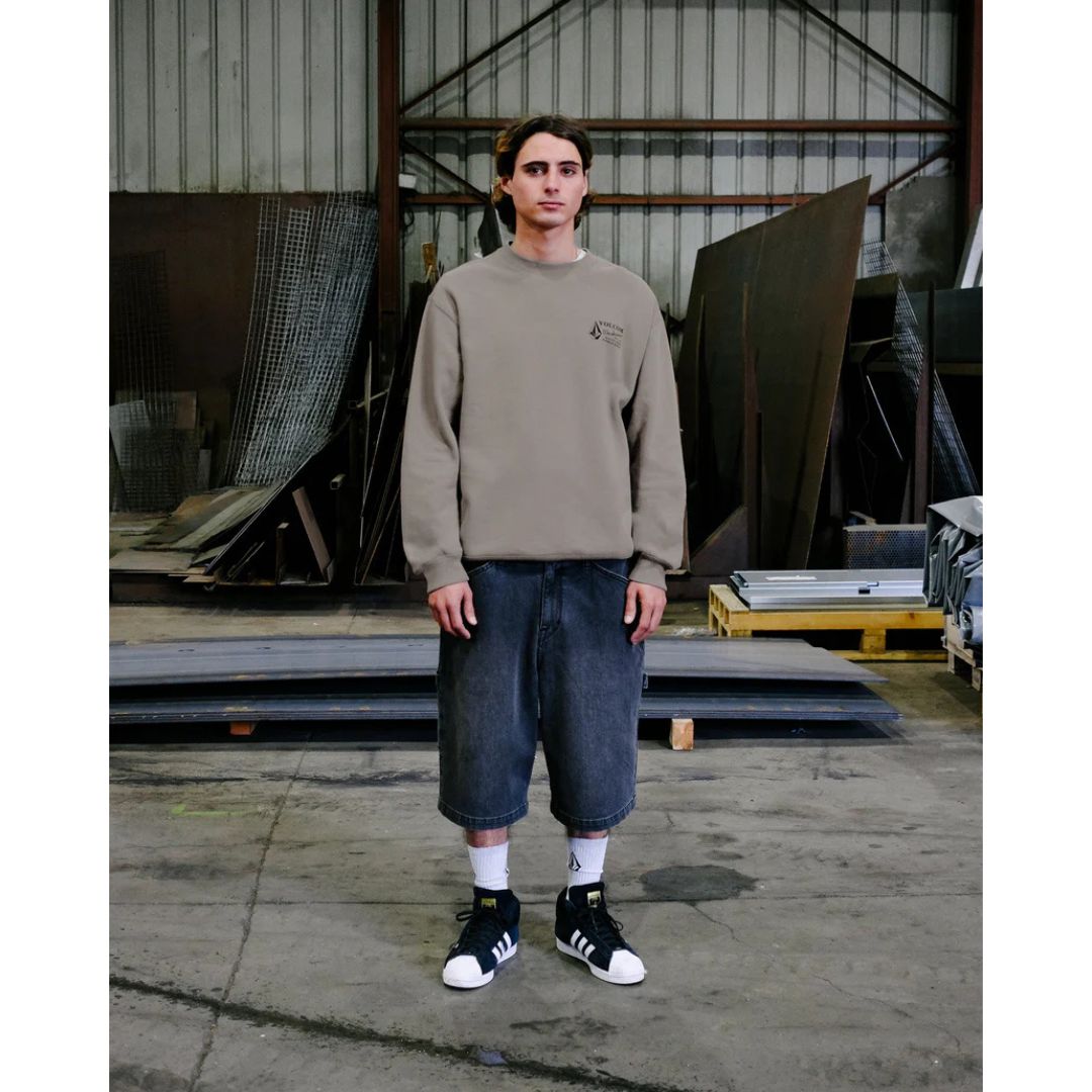 Sudadera Volcom Workwear Crew beige topo look completo estilo workwear.