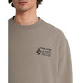 Detalle logo Volcom Workwear en sudadera beige topo cuello redondo.