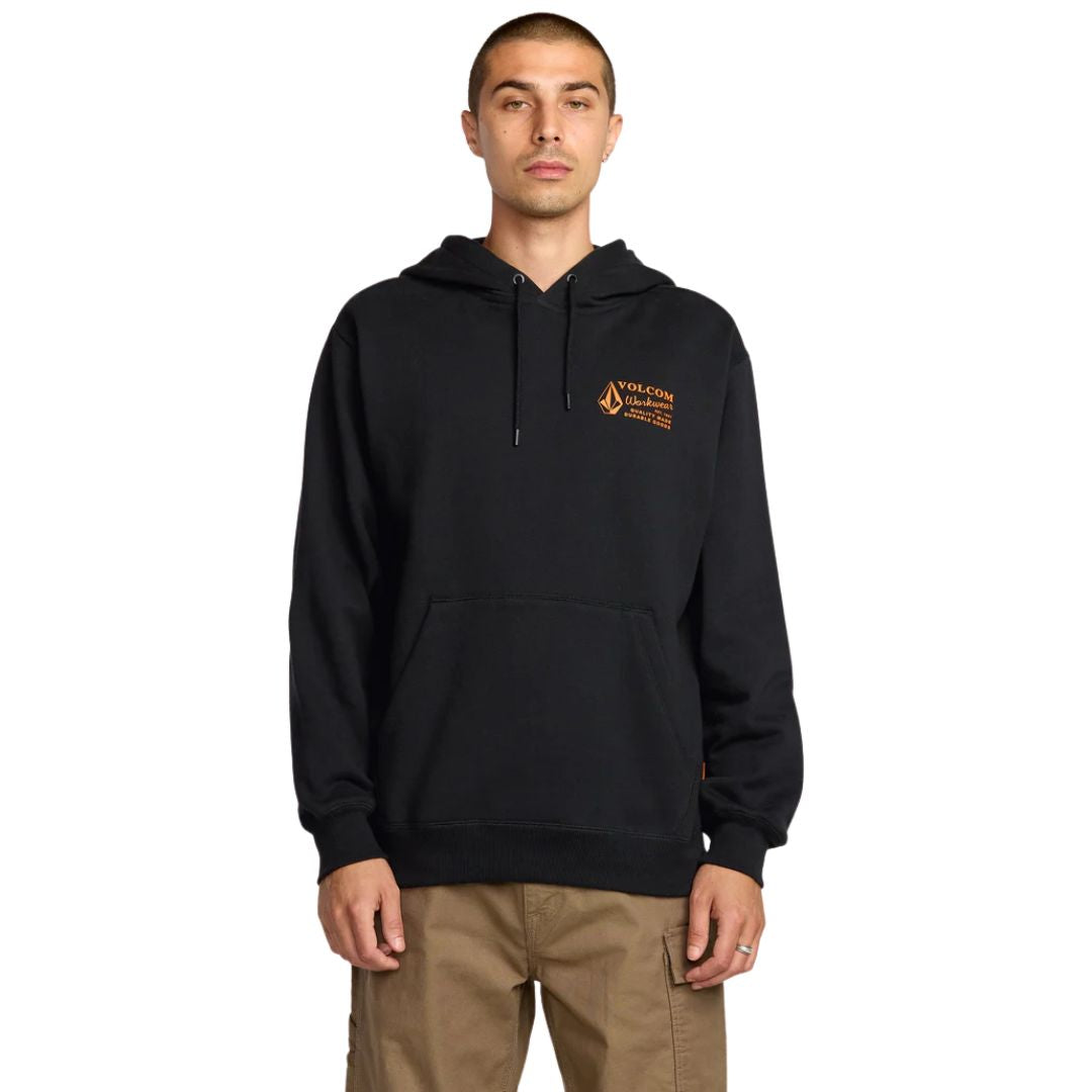 Modelo de frente con sudadera Volcom Workwear PO negra, capucha ajustada y bolsillo delantero.