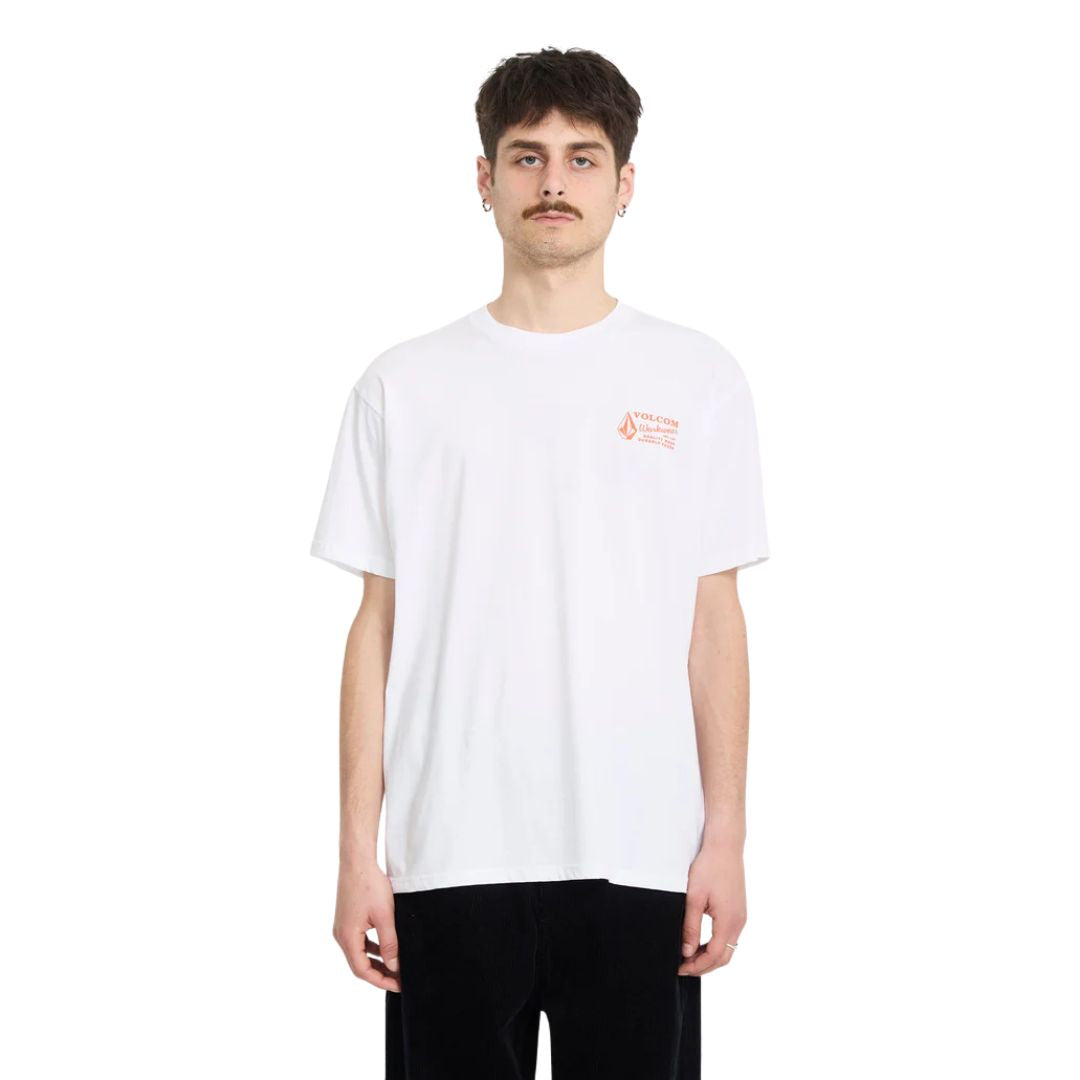 Camiseta Volcom Workwear SST blanco vista frontal con logo pequeño naranja en el pecho.