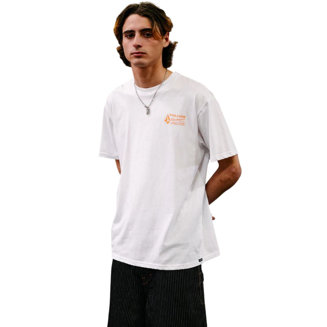Camiseta Volcom Workwear SST blanca para hombre con logo naranja en el pecho vista lateral.