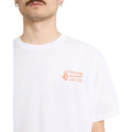 Detalle camiseta Volcom Workwear SST blanco con estampado naranja en el pecho.
