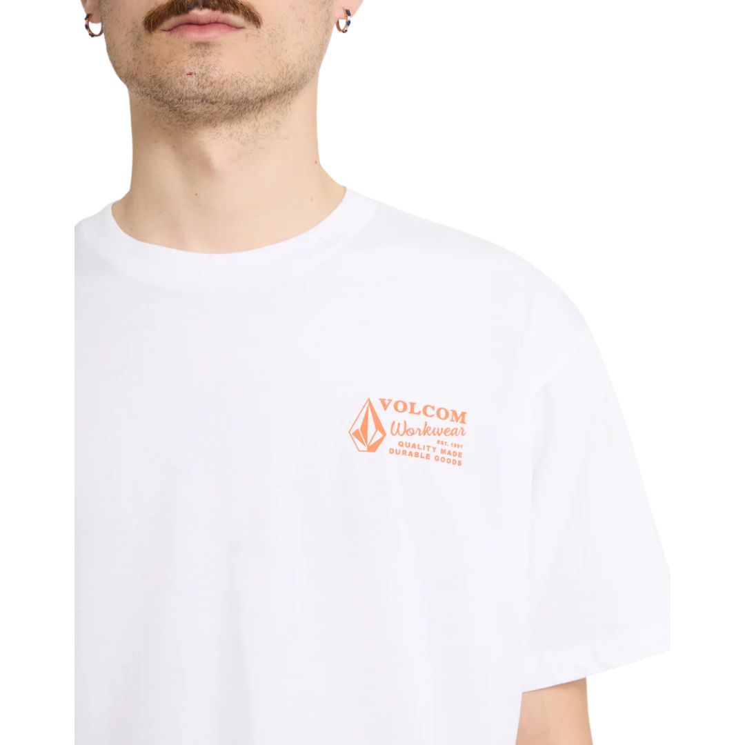 Detalle camiseta Volcom Workwear SST blanco con estampado naranja en el pecho.
