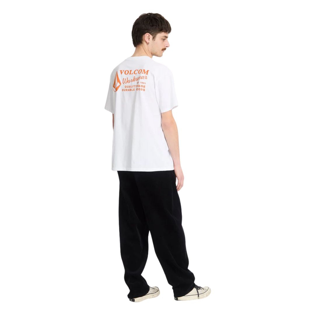 Camiseta Volcom Workwear SST blanco vista trasera completa con gráfico naranja grande.