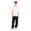 Camiseta Volcom Workwear SST blanco look urbano con pantalón negro.