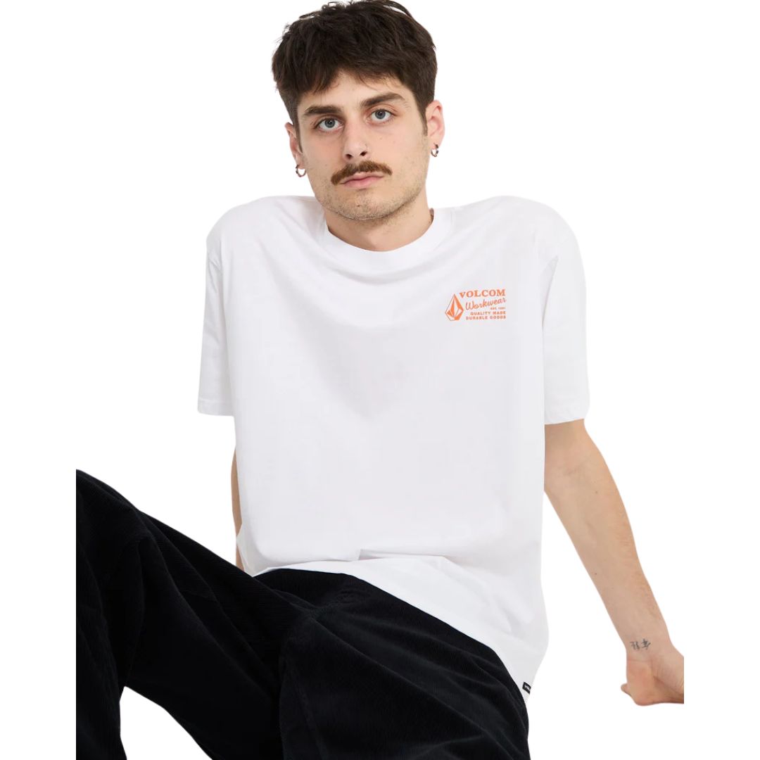 Camiseta Volcom Workwear SST blanco para hombre con diseño Workwear naranja.