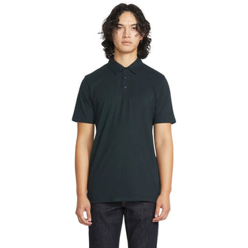 VOLCOM WOWZER POLO SS negro vista frontal modelo hombre corte moderno.