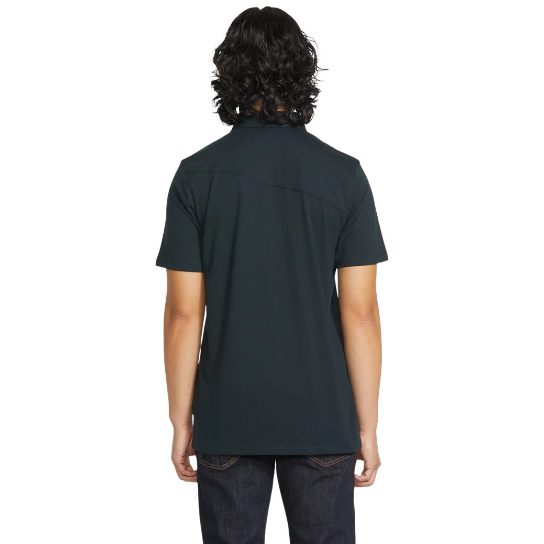 VOLCOM WOWZER POLO SS negro vista trasera modelo hombre manga corta.