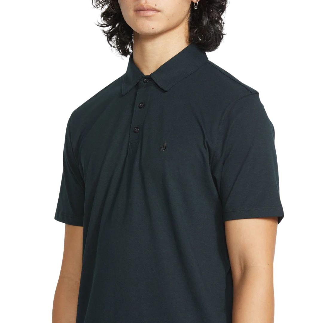 VOLCOM WOWZER POLO SS negro detalle cuello polo y botones con logo.