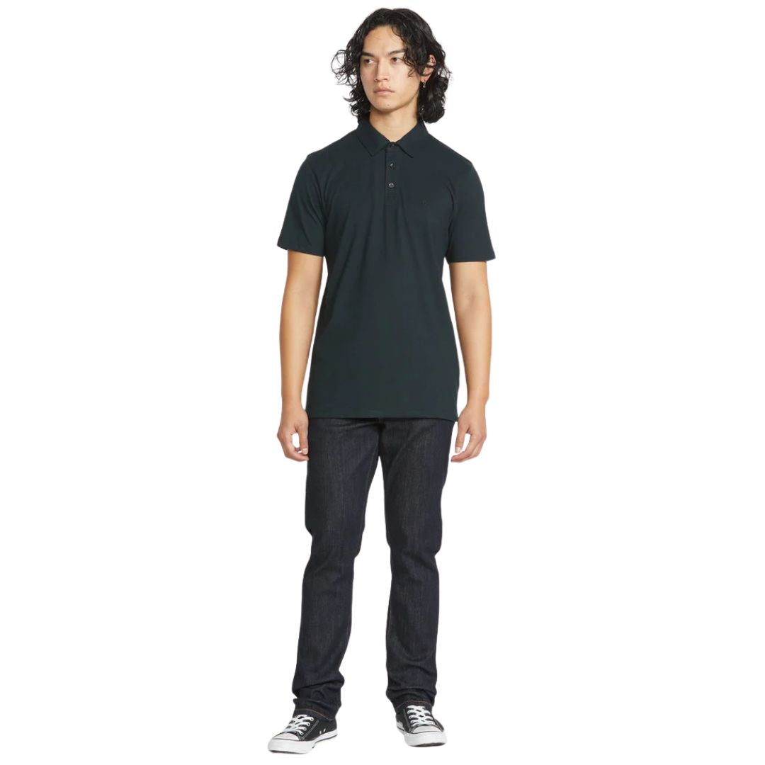 VOLCOM WOWZER POLO SS negro vista completa frontal con modelo.
