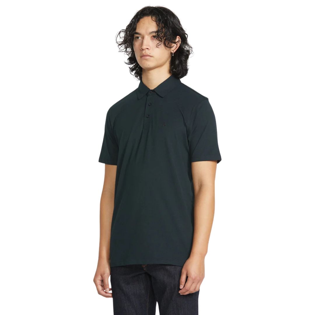 VOLCOM WOWZER POLO SS negro vista frontal tres cuartos bordado Stone.