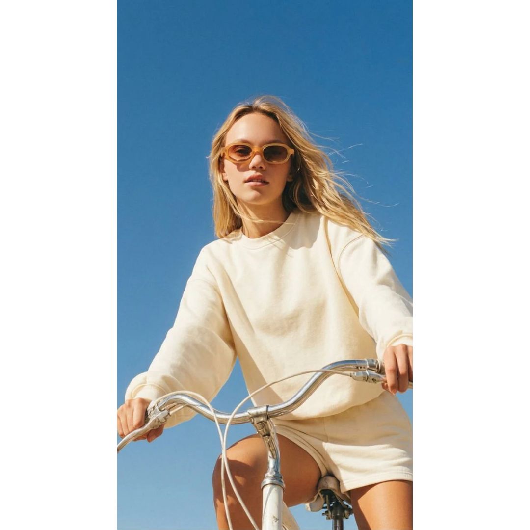 Mujer con gafas de sol Warmouth Candy Gradient Brown puestas en bicicleta, montura ochavada con lente marrón degradada, look casual veraniego.